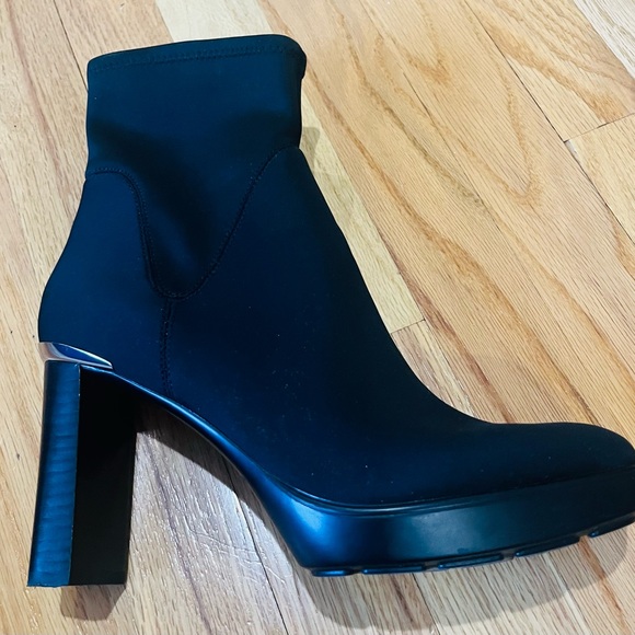 Donald J. Pliner Black Empress High Heel Boot. Size 8.5. Almost new condition. - Picture 4 of 9